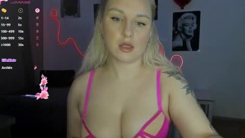 Snapshot of elly_blondy chatting on May 3, 5:52 pm Elly online show from May 3, 5:52 pm