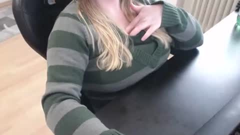 Snapshot of elly_petite chatting on October 21, 1:56 pm Elly online show from October 21, 1:56 pm