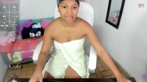 Snapshot of elly_willis chatting on April 21, 9:17 pm Elly online show from April 21, 9:17 pm