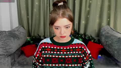 Snapshot of ellyford chatting on December 8, 8:25 pm Elly online show from December 8, 8:25 pm