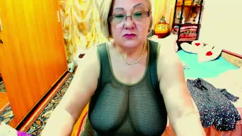 Snapshot of ellyhot53 chatting on June 18, 3:05 pm ellyhot53 online show from June 18, 3:05 pm