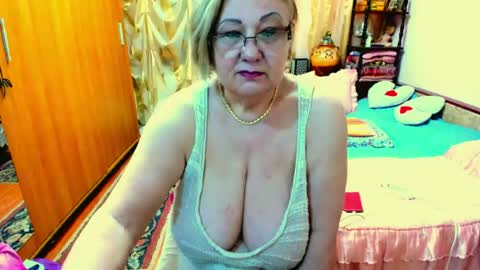 Snapshot of ellyhot53 chatting on June 21, 3:58 pm ellyhot53 online show from June 21, 3:58 pm