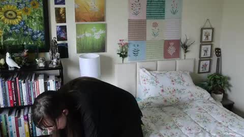 Elly Naomi online show from May 9, 4:56 pm