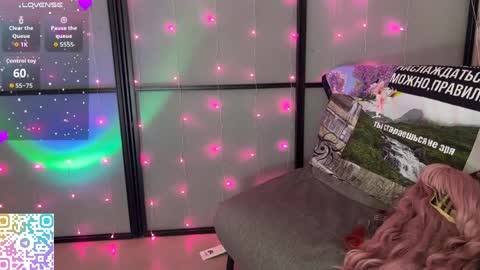 Pink online show from May 11, 1:06 pm