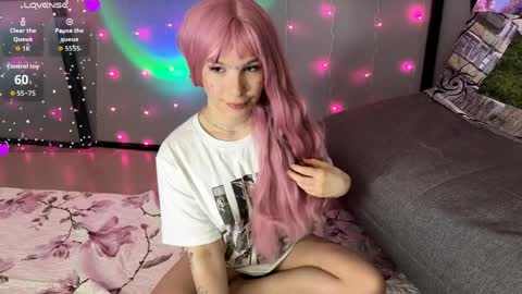 Pink online show from May 12, 1:41 pm