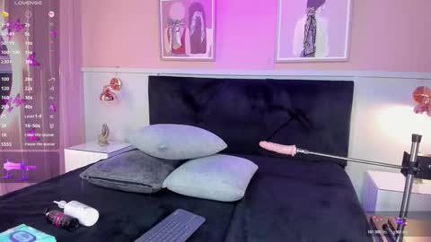 Elodie  online show from October 29, 1:35 pm