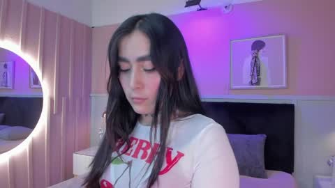 Snapshot of elodie_walker chatting on June 4, 12:11 pm Elodie online show from June 4, 12:11 pm