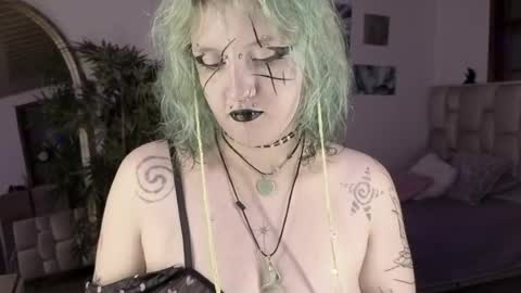 Snapshot of eloisee_ chatting on May 13, 9:00 pm Eloise . online show from May 13, 9:00 pm