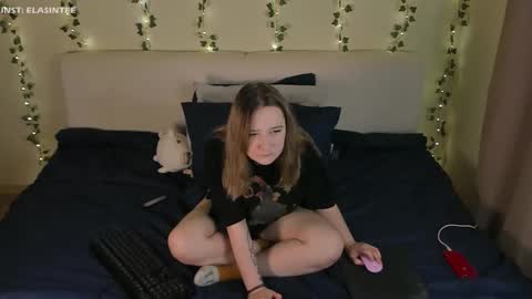 Snapshot of elovinora chatting on November 21, 7:23 pm Ela give me a thumbs up if you like it and this is important for the development of the account online show from November 21, 7:23 pm