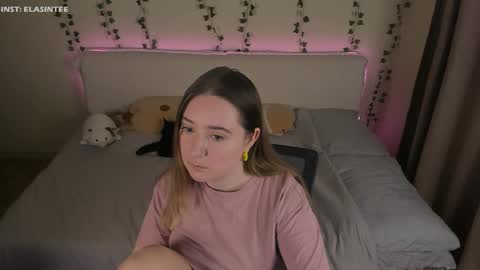 Snapshot of elovinora chatting on February 27, 9:15 pm Ela give me a thumbs up if you like it and this is important for the development of the account online show from February 27, 9:15 pm