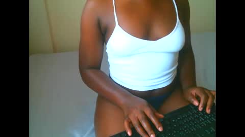 Snapshot of elphaba01 chatting on December 3, 7:27 am Elphaba online show from December 3, 7:27 am