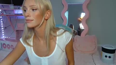 Snapshot of elsa_may chatting on June 10, 12:00 am elsa_may online show from June 10, 12:00 am