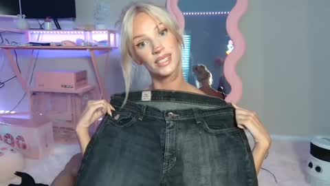 Snapshot of elsa_may chatting on June 12, 12:31 am elsa_may online show from June 12, 12:31 am