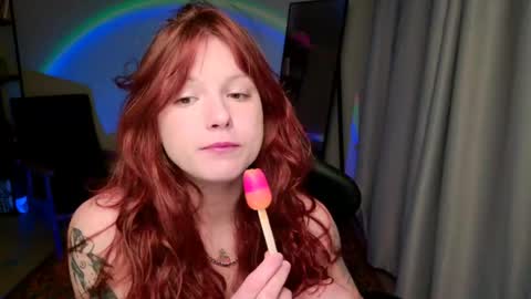 Snapshot of elsie_ginger chatting on May 14, 10:38 pm Elsie online show from May 14, 10:38 pm