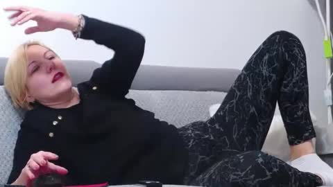 Snapshot of elsiemacks chatting on November 19, 8:31 pm ElsieMacks online show from November 19, 8:31 pm