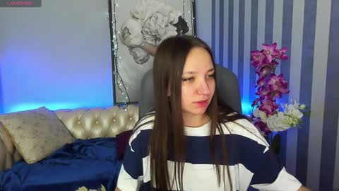 Snapshot of elyslunar_ chatting on December 2, 12:07 pm Call me Elis online show from December 2, 12:07 pm