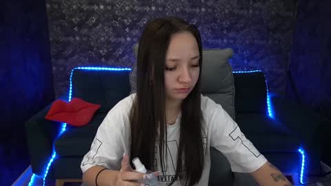 Snapshot of elyslunar_ chatting on December 5, 1:06 pm Call me Elis online show from December 5, 1:06 pm