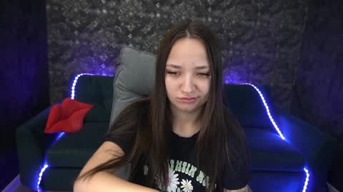 Snapshot of elyslunar_ chatting on December 8, 6:11 am Call me Elis online show from December 8, 6:11 am