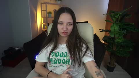 Snapshot of elyslunar_ chatting on December 12, 10:13 am Call me Elis online show from December 12, 10:13 am