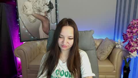 Snapshot of elyslunar_ chatting on December 13, 6:21 am Call me Elis online show from December 13, 6:21 am