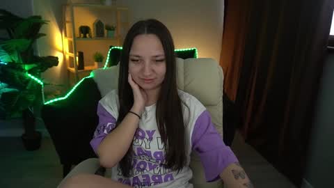 Snapshot of elyslunar_ chatting on December 20, 6:29 am Call me Elis online show from December 20, 6:29 am