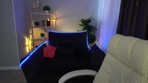 Snapshot of elyslunar_ chatting on January 3, 6:11 am Call me Elis online show from January 3, 6:11 am