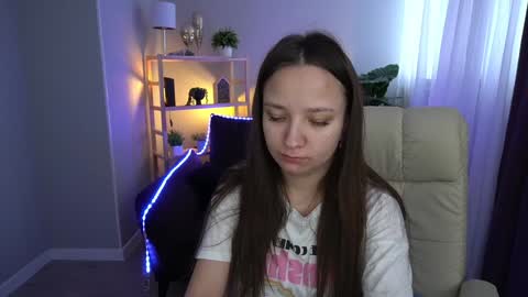 Snapshot of elyslunar_ chatting on February 4, 8:02 am Call me Elis online show from February 4, 8:02 am