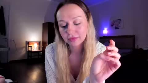 Snapshot of em_emilie chatting on March 25, 6:03 pm Emilie online show from March 25, 6:03 pm