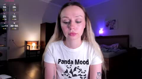 Snapshot of em_emilie chatting on April 2, 6:05 pm Emilie online show from April 2, 6:05 pm