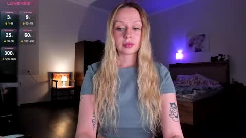 Snapshot of em_emilie chatting on April 17, 4:54 pm Emilie online show from April 17, 4:54 pm
