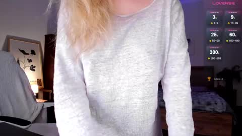 Snapshot of em_emilie chatting on April 25, 5:32 pm Emilie online show from April 25, 5:32 pm