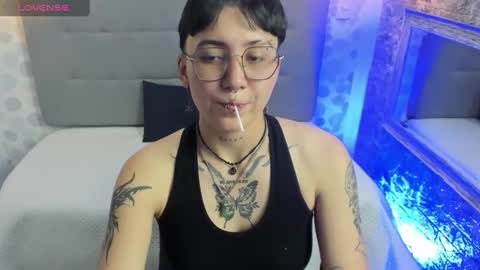 Snapshot of emahills__axelrose chatting on September 19, 2:13 am emahills__axelrose online show from September 19, 2:13 am
