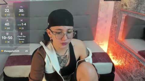 Snapshot of emahills__axelrose chatting on October 25, 10:01 am emahills__axelrose online show from October 25, 10:01 am