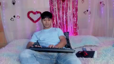 Snapshot of emalu_jones chatting on February 16, 11:56 pm Ema Luna online show from February 16, 11:56 pm