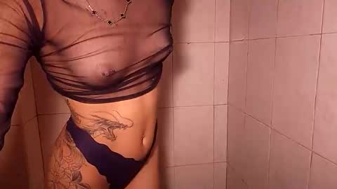 Snapshot of emalu_jones chatting on April 5, 2:09 am Ema Luna online show from April 5, 2:09 am