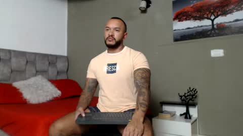 Snapshot of emanuelspencer chatting on August 7, 6:21 pm emanuelspencer online show from August 7, 6:21 pm