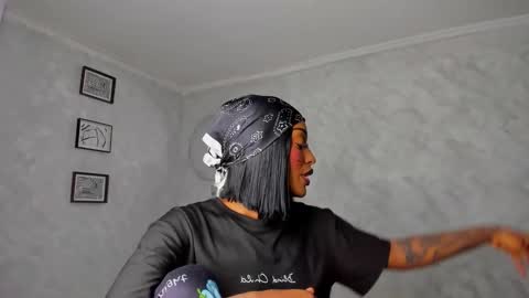 Snapshot of emattaylor chatting on December 16, 11:04 am . online show from December 16, 11:04 am