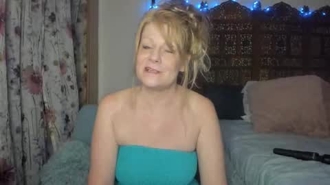 Snapshot of emberpheonixxx chatting on October 16, 2:23 am Ember Pheonixxx online show from October 16, 2:23 am