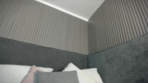 Snapshot of emelie_89 chatting on May 6, 11:37 am emelie_89 online show from May 6, 11:37 am