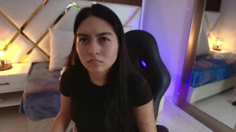 Snapshot of emelie_ch_ chatting on January 7, 2:14 am Emily online show from January 7, 2:14 am