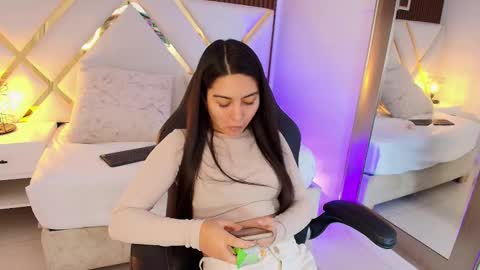 Snapshot of emelie_ch_ chatting on January 8, 3:20 am Emily online show from January 8, 3:20 am