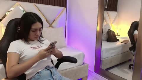 Snapshot of emelie_ch_ chatting on January 10, 2:57 am Emily online show from January 10, 2:57 am