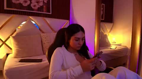 Snapshot of emelie_ch_ chatting on February 1, 2:43 am Emily online show from February 1, 2:43 am