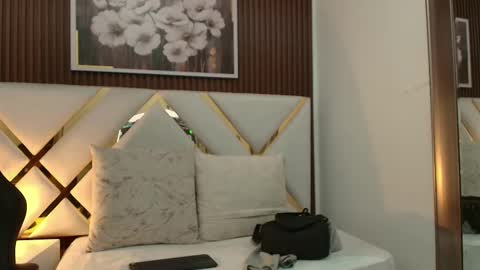 Snapshot of emelie_ch_ chatting on February 3, 4:32 am Emily online show from February 3, 4:32 am