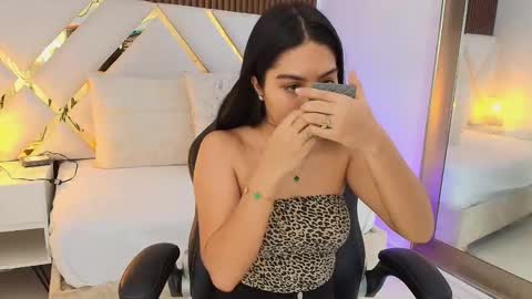 Snapshot of emelie_ch_ chatting on February 13, 3:13 am Emily online show from February 13, 3:13 am