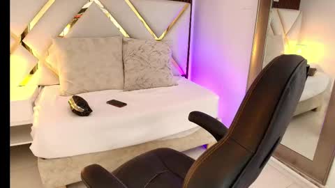 Snapshot of emelie_ch_ chatting on March 17, 4:39 am Emily online show from March 17, 4:39 am