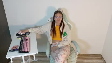 Snapshot of emerald_sparkles chatting on September 29, 3:00 am sabrina online show from September 29, 3:00 am