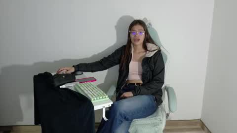 Snapshot of emerald_sparkles chatting on December 1, 2:38 am sabrina online show from December 1, 2:38 am