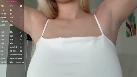 Snapshot of emeraldcotton chatting on June 26, 11:25 am Gily online show from June 26, 11:25 am