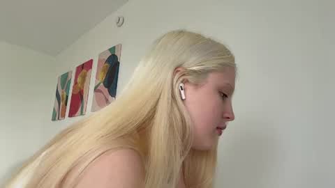 Snapshot of emeraldcotton chatting on June 29, 12:16 pm Gily online show from June 29, 12:16 pm